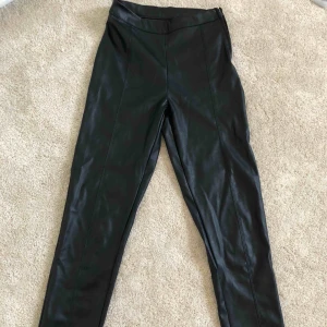  - Snygga skinnbyxor från Gina Tricot storlek S, använda en gång! 