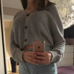  - Såååå fin oversized ribbad kofta som dessutom är väldigt inne just nu! Knapparna går även att öppna om man vill ha koftan över någon annan tröja:) Endast använd en gång så nästan sprillans ny! Skriv till mig privat för mer bilder eller frågor🙏🏽