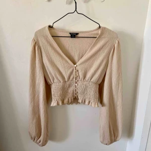  - Superfin beige blus. Helt ny, endast testad! 🤍