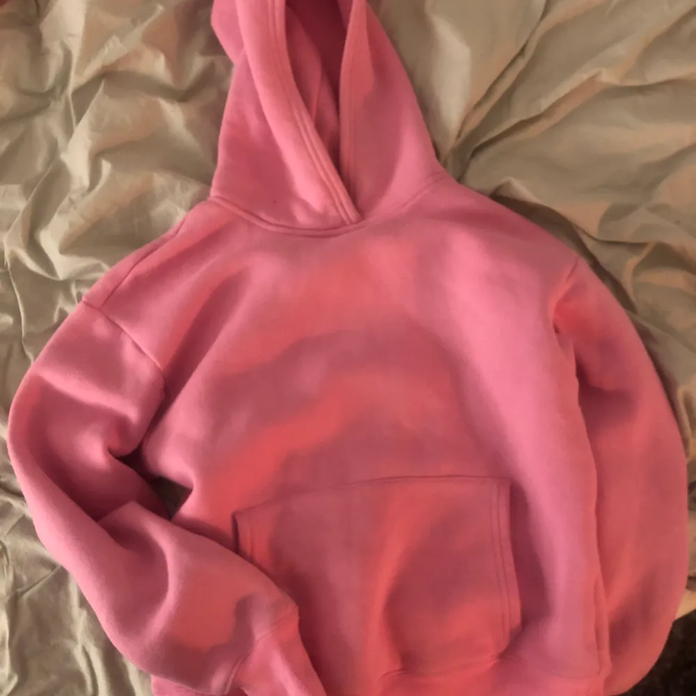 Superfin rosa hoodie i superbra skick 💕💕💕 ser ut som oanvänd, använd några gånger!🥰 vet ej storleken för har klippt bort men som en S😇. Tröjor & Koftor.