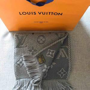 Grå Louis Vuitton halsduk. Fått i gåva så kvitto finns ej där av priset. Påse medföljer. Skickas med spårbar frakt.