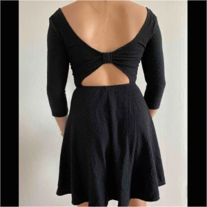  - Klänning från Hollister i storlek S, halvöppen rygg med knut