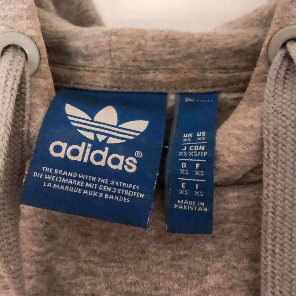 Fin grå hoodie från adidas i fint skick! Köparen betalar frakten🌟. Hoodies.