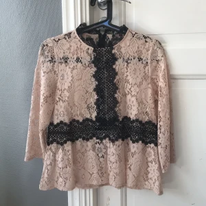 Blus från Zara, strl S - Svart/rosa blus från Zara i spets. Ett år gammal, knappt använd. 