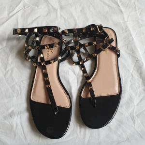 Sandaler  - Sandaler 40i storleken, änvänt bara en gång, bra skick 