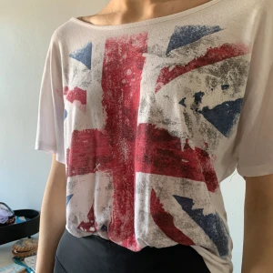 Topp  - Topp som inte längre används, bra skick. Köparen står för frakt om den ej kan mötas upp.