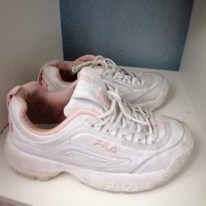 Fika skor med ljus rosa detaljer, bra skick igea defekter eller likand kan tvätta innan jag säljer