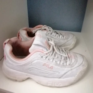 fila disruptor - Fika skor med ljus rosa detaljer, bra skick igea defekter eller likand kan tvätta innan jag säljer