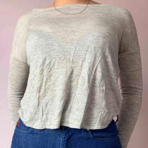  - Fräsch och mjuk grå långärmad tröja🐨 perfekt för enkla looks och passar till vad som helst🤩 Ett basplagg✨