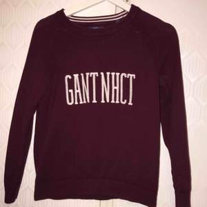 Vinröd stickad Gant tröja i strl S. Använd fåtal ggr säljer pga att den är för liten för mig.