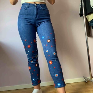  - Snygga Unika jeans från Tommy hilfiger med snygga broderier som ger jeansen en extra fin touch😻  