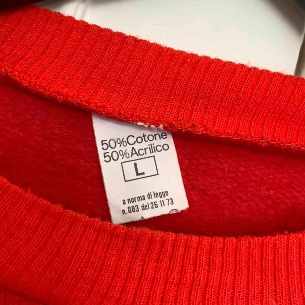 Retro sweater från en vintage affär i Italien. Sitter pösigt med coolt tryck. Tröjor & Koftor.