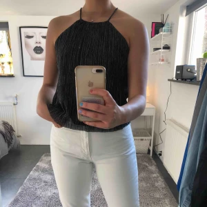  - Glittrigt linne från H&M. Superfint skick. Justerbar halslinning. 100 kr plus frakt. 