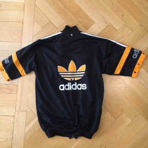  - Riktig vintage 90s Adidaströja/t-shirt (finns luva till) köpt i Berlin!!🔥