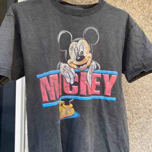 Vintage mickey mouse t-shirt! Köpt på secondhand, inte använt mer än provat! 