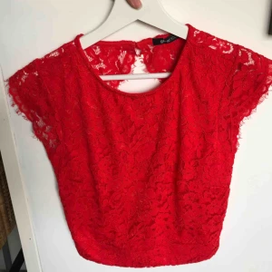  - Spets topp från Gina tricot med öppen rygg. Strl XS. Använd endast en gång. 