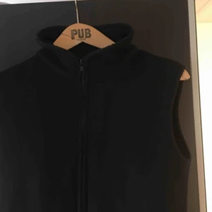  - Som ny fleeceväst i svart. Extremt skön och passar till allt. 
