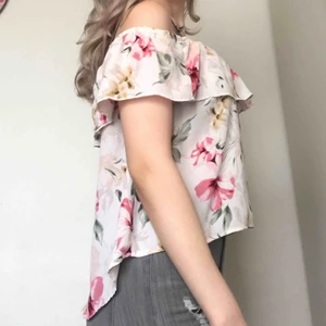 Blus - Vacker off shoulder blus från Hollister i storlek XS men passar även på S! Bra skick. Köparen står för frakten men kan även mötas upp i Uppsala, Knivsta eller Sigtuna. Tveka inte att fråga mig om något!