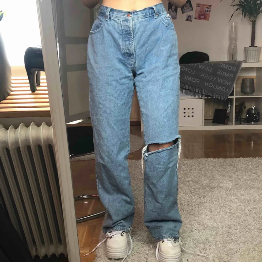 mina älskade ljusa jeans! helt perfekta till våren, insydda i midjan så att de passar, skulle säga att de är en M. jag är 175 och de sitter perfekt! frakt tillkommer 🌸. Jeans & Byxor.