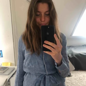  - så fin byxdress från Zara. Beroende på hur man vill att den ska sitta så kan den säkert gå enda ner men på mig slutar den vid anklarna som är 169 cm lång 💖