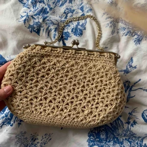  - Jättefin väska från Beyond retro. Trendigt virkat mönster på utsidan och siden på insidan. Guldiga detaljer. Stängs med ett knäppe. Storlek: ca 25cm i bredd och ca 15 cm höjd.