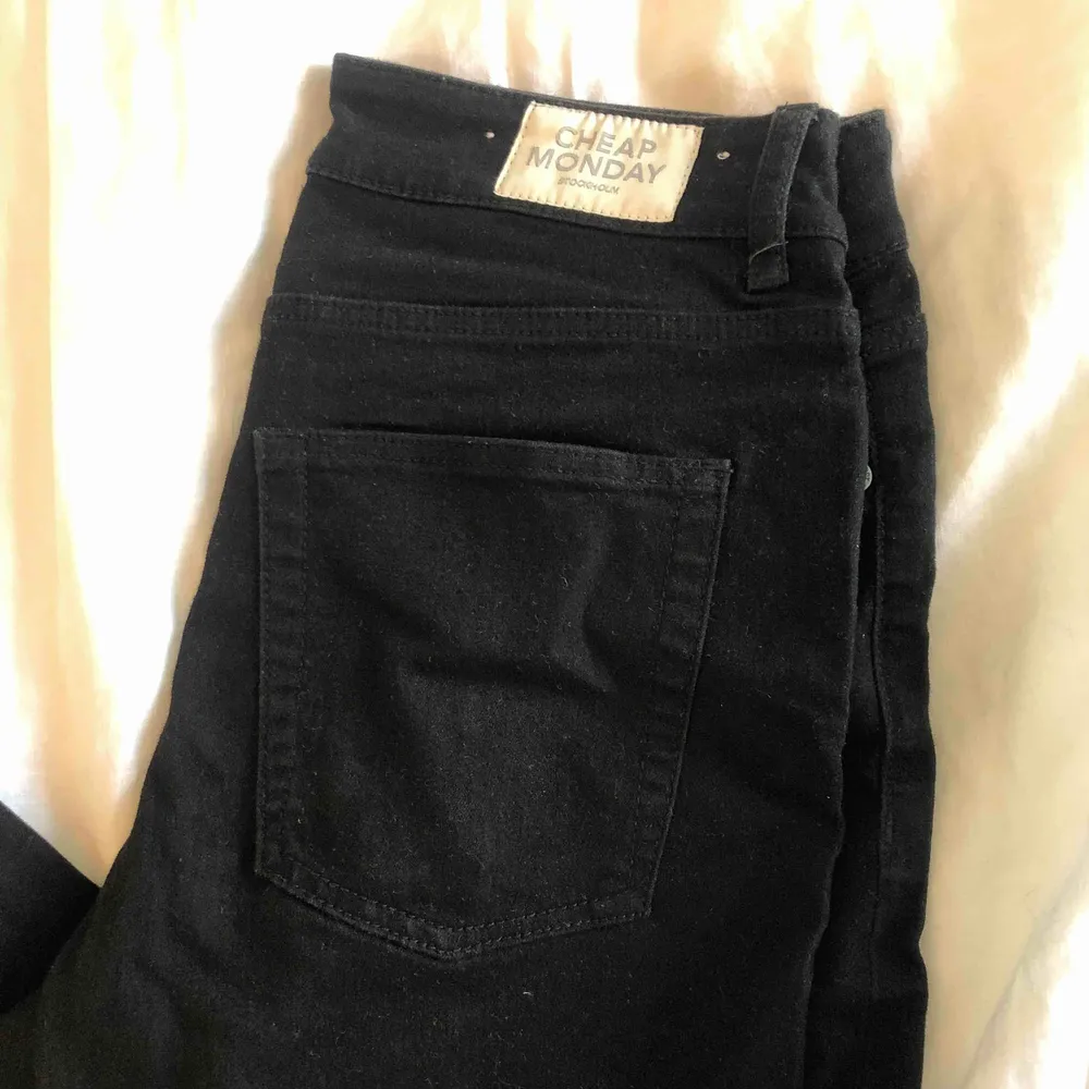 Svarta cheap monday byxor som sitter som ett extra hudlager, passar bra till allt och är stretchiga. . Jeans & Byxor.
