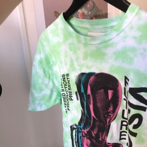 Ascool t-shirt  - Säljer denna ascoola t-shirt med tie-dye & tryck då den inte kommer till användning. Superbra skick! Kontakta mig för frågor eller för att lägga egna bud 💚💚💚