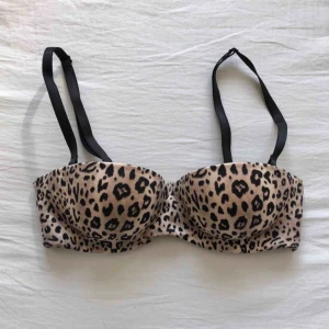 Leo bh - En jättefin leopard mönstrad bh. Knappt använd. Frakt på 22kr tillkommer om den ska skickas!