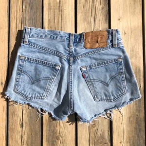  - Så snygga jeansshorts från Levis! Dragkedjan är lite trasig längst ner, men den går fortfarande att enkelt dra upp och det är inget som syns :) 
