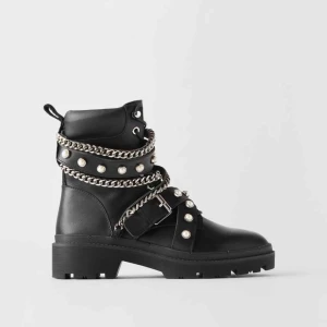  - Slutsålda svarta boots från zara i storlek 39. Använda ca 4-5 gånger, därmed i bra skick. Normala i storleken. Inköpta för 1100kr. Passar perfekt till klänningar och kjolar i vår och sommar. Säljer pga för små :/ frakt ingår ej.