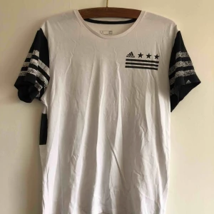  - Adidas T-shirt 🔩 kan mötas i Jönköping annars står köparen för frakten