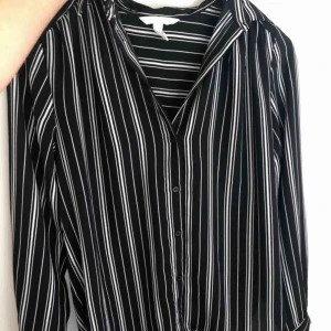  - Fin randig blus från hm. Passar XS-S. Väldigt sparsamt använd. 90kr +ev frakt. Kan skicka fler bilder i chatten om så önskas😊