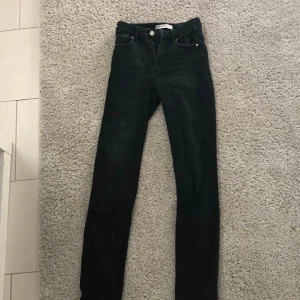  - Snygga Molly jeans från gina tricot. Lite mom jeans vibe men sitter ändå tajt vid rumpan. Säljer för att dem är för små, men kom till sjukt bra användning när dem passade. Färgen är svart som ser lite slitet ut, vilket jag tkr ser mycket coolare ut