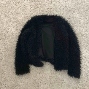  - Skit snygg jacka från Gina tricot, knappt använd och är fortfarande jätte mjuk. Är ganska tunn så funkar perfekt nu till sommaren. Köpare står för frakt, vid snabb affär kan jag sänka frakten 