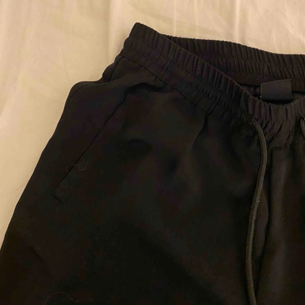 Svarta kostymbyxor från Gina  Bra skick. Frakt ingår inte. Jeans & Byxor.