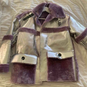  - Snygg oanvänd vinterjacka i silver och fodrad med lilla päls 