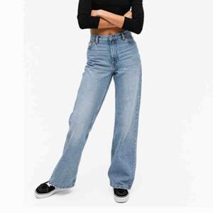 Yoko jeans från MONKI (slutsålda p webben o svåra att få tag på) helt oanvända. Är 163 o de passar bra i längden.❤️