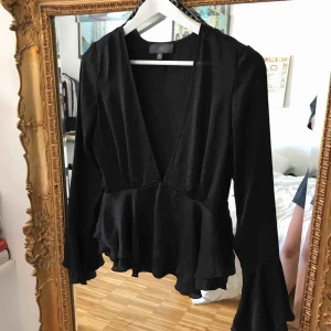  - Suuuperfin elegant silkesblus från Missguided! Är väldigt fin. Med volanger och trumpearmar. Köpt för 499, aldrig använd!