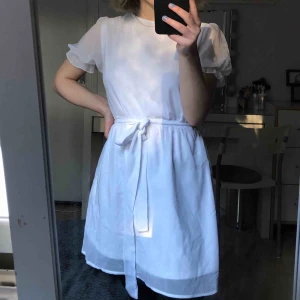  - Jättefin klänning från NA-KD! Använd 1 gång och säljer den då den aldrig används. Jag står för frakten och betalning sker via swish 💗