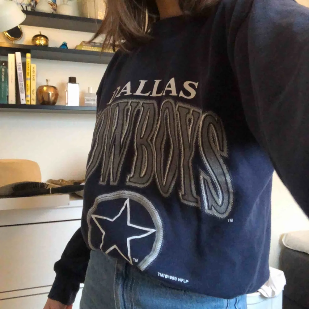 Dallas Cowboy sweatshirt i storlek medium köpt på Beyond Retro. Den har en liten vit fläck på ena armen men inget som märks. Fraktar eller möts i Stockholm 🦋🦋. Hoodies.