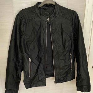  - Oanvänd snygg skinnjacka från vila!