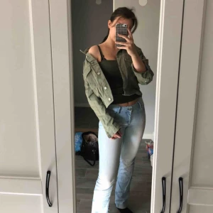  - Militärgrön jeansjacka ifrån Gina tricot i croppad modell, dock ganska stor eftersom det är storlek L.🥰 Använd väldigt sällan så den är i fint skick.  100kr + frakt