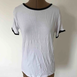  - Basic ringer t-shirt i mjukt material. Storleksmärkt 34 men är ganska stor och stretchig, passar 34-40. Nyskick, behöver bara strykas :) Priset är inklusive frakt.