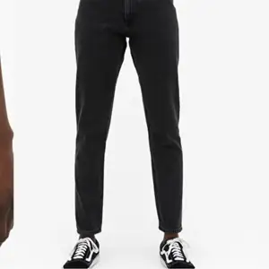 Svarta jeans från Monki i modellen Kimomo. De är i storlek 26. De är endast använda fåtal gånger därav bra skick. 💕