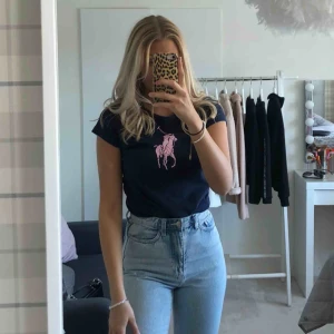  - Fin tröja i marinblått med ljusrosa tryck, från Ralph lauren, i XL i barnstorlek. Tröjan är i ett lite tjockare material och den är väldigt skön🤩