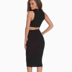  - Svart stretchig klänning med öppen rygg. Från Nelly. Helt slutsåld! Fri frakt 