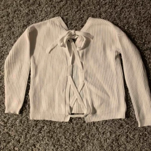  - Superfin tröja från Nelly med knytning bak i ryggen. Enbart använd en gång! 65kr + frakt