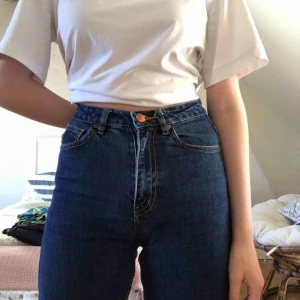  - Säljer mina superfina jeans från Carin Wester! De är perfekta i färgen och passar till allt. Säljer på grund av att de tyvärr inte kommer till användning. Sparsamt använda 💜frakt tillkommer 