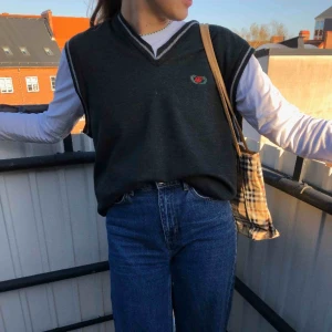  - Säljer denna populära väst!! 125kr + spårbar frakt eller högsta bud som gäller ❤️