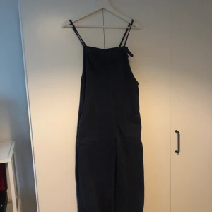 hängselbyxor - härliga hängselbyxor som kan liva upp tråkiga dagar! den har två fickor på både fram och baksida. Hängslena över axlarna är justerbara